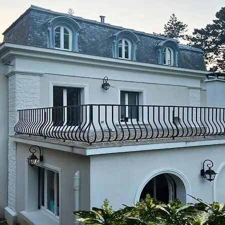 Le Domaine De *